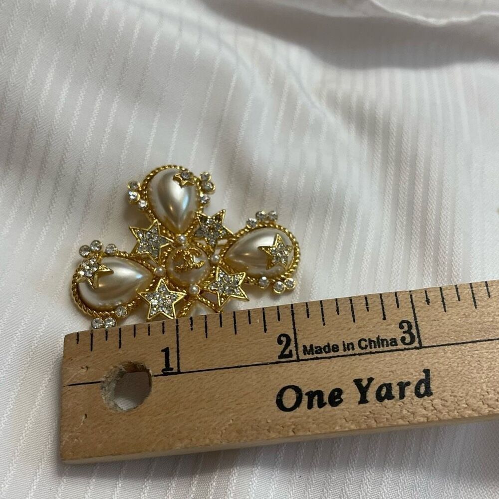 Chanel Pearl Crystal Statement Brooch - Picture 5 of 9
